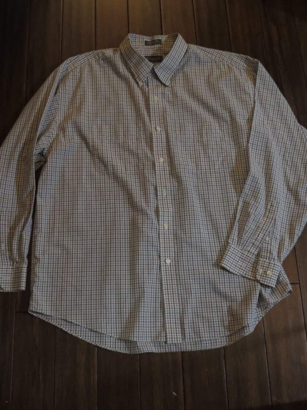 Van Heusen XL 17-17.5  Wrinkle Free Button Down Long Sleeve Shirt Plaid White Br
